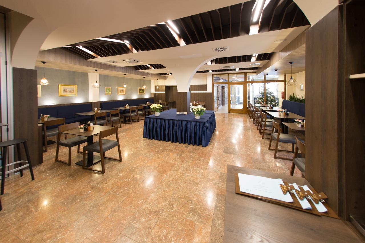 Hotel Zvonimir 오토칵 외부 사진