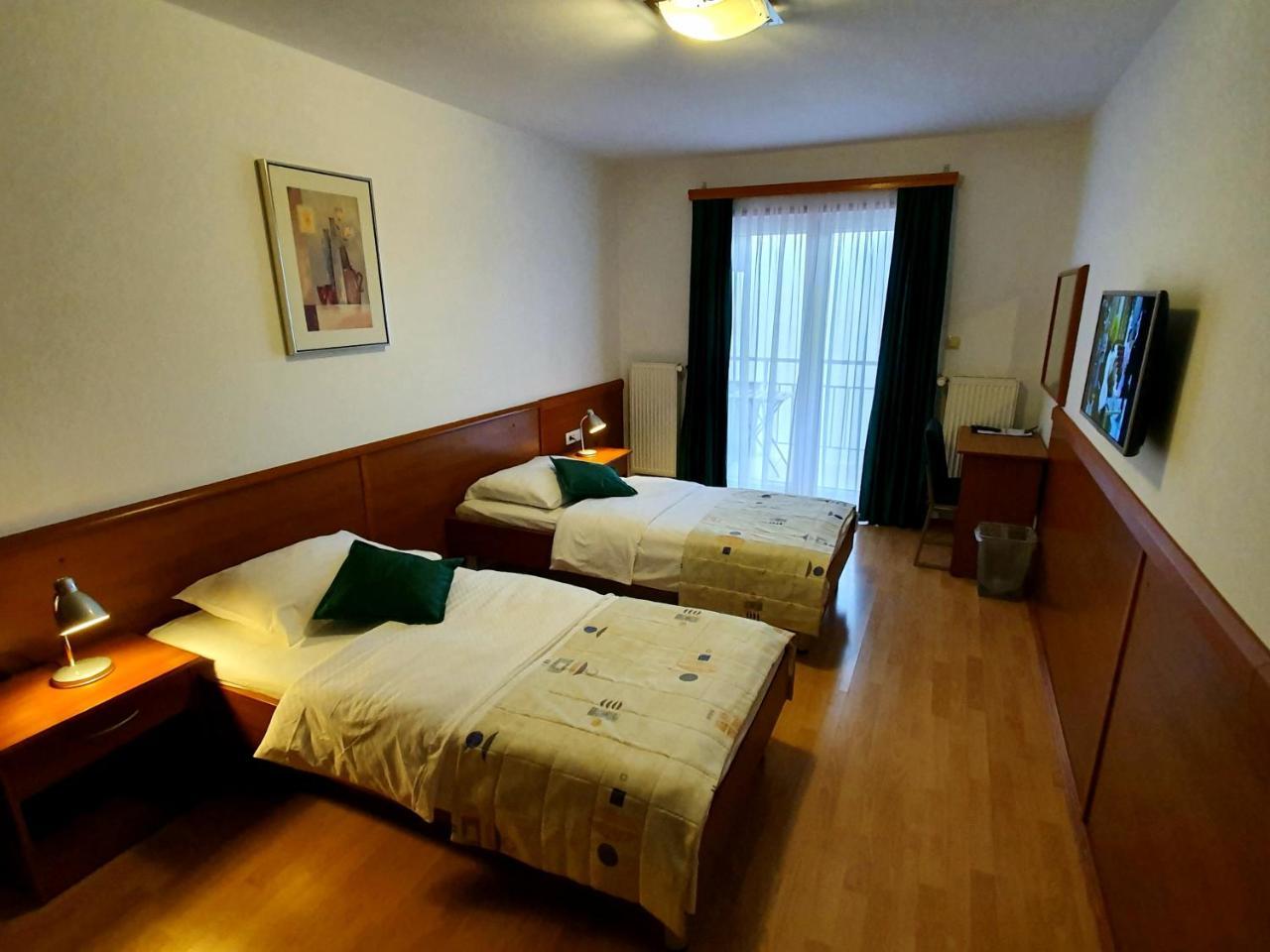 Hotel Zvonimir 오토칵 외부 사진